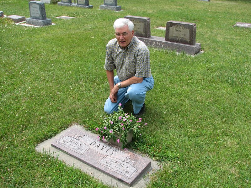 Dave0736.jpg - 2006 Lew Davis in Miles City, MT at the grave site of his parents, Lewis and Bertha (Kaiser) Davis.