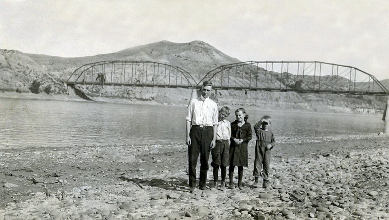 image011a.jpg - Emil, Ray, Vivian & Charlie Kaiser on banks of Yellowstone River, c. 1920