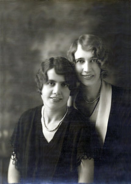 image029.jpg - c. 1925. Ruth "Toots" Kaiser and Helen "Honey" Kaiser