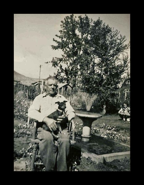 image038.jpg - Charles Kaiser with "Toy", grandaughter Bobby Lou Davis in background, 1932