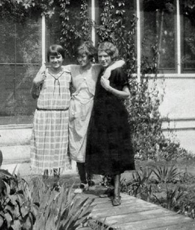 image054.jpg - Bertha, Ruth, Laura 1918