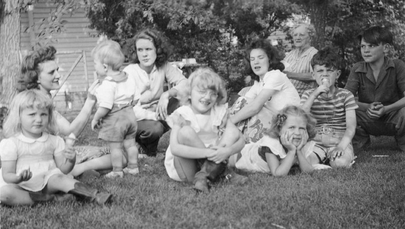 image059.jpg - Victoria (seated rear right) with Vivian, Bertha and grandchildren, 1942