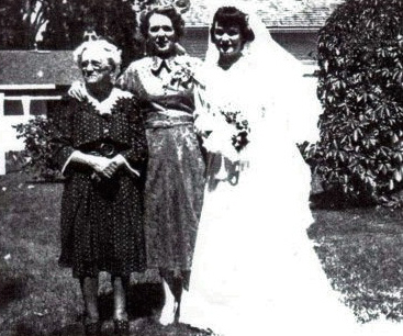 image075.jpg - Victoria, Bertha Kaiser Davis, Bobby Lou on wedding day, 1950