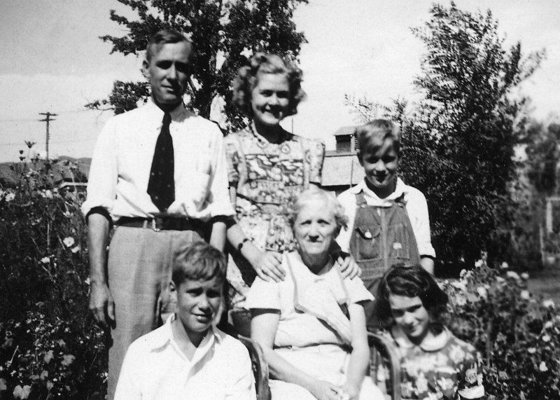 image_518.jpg - Emil, Imojene, Tom, Paul, Victoria, Bobby Lou, 1938