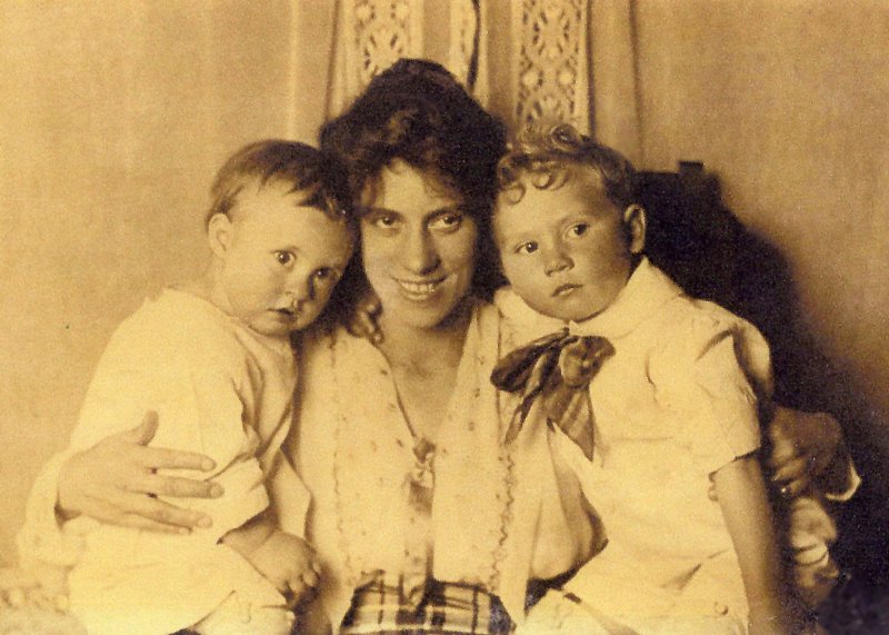 image_519.jpg - Violet with children Gerald and Walter, 1917