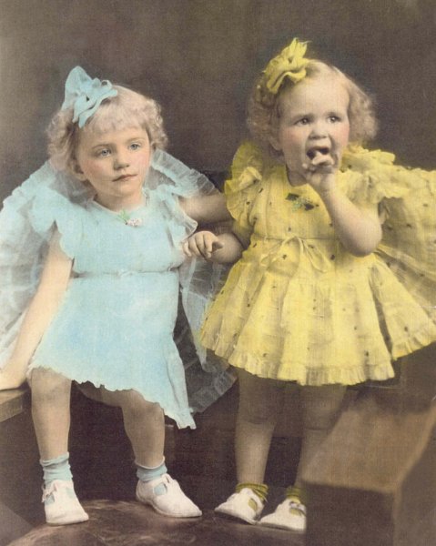 mimidiane.jpg - Vivian's daughters, Diane and Mimi, 1938