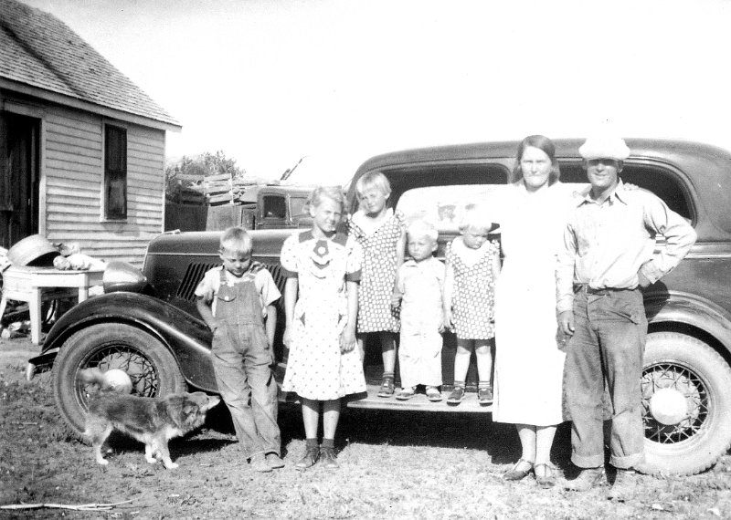 waltjudycar.jpg - Judy and Walter Kaiser with Herman, Eleanore, Alice, Howard, Doris