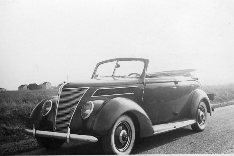 1941prints017.jpg - 1941. David J. Maloney Sr's his new car.