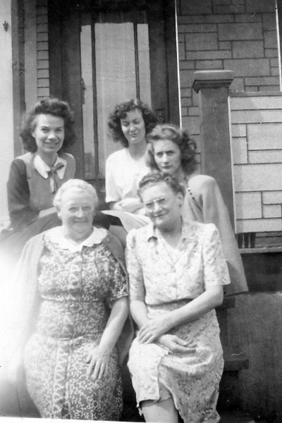 1946prints156.jpg - 1946. Dorothy Janette "Jane" (Zeltinger) Maloney (1921-2005) (upper left), Margaret Maloney (top right) with three unknown ladies.