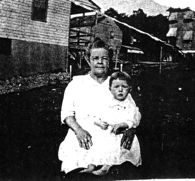 z002.jpg - On reverse: "Dave's mother Mary Thomas Howgate / Mary E Thomas Cary."