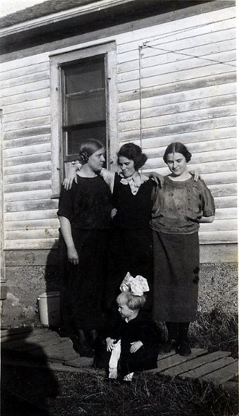 1924prints003.jpg - 1924 "Pictured here in the middle is my grandmother, Laura Isabel ""Tanta"" Kaiser Zeltinger. At her feet is my mother, Dorothy. Janette Zeltinger, at about 4 years of age. Apparently, large bows in little girls heads were all the rage at the time. Tanta boarded the two teachers.The other two ladies are teacher whom Laura borded. This was taken in Flasher, ND. This is where Mom met Dad while she was nursing Adelia's daughter Violet who died in child birth. Tanta went to Flasher to care for Violet (Kaiser) Munson. Tanta met Matt while he was working in a bank in Flasher, ND." - DJM Jr