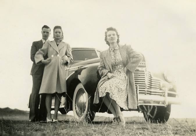 1941prints004.jpg - 1941. Mom sitting on car bumper with unknown friends - DJM Jr