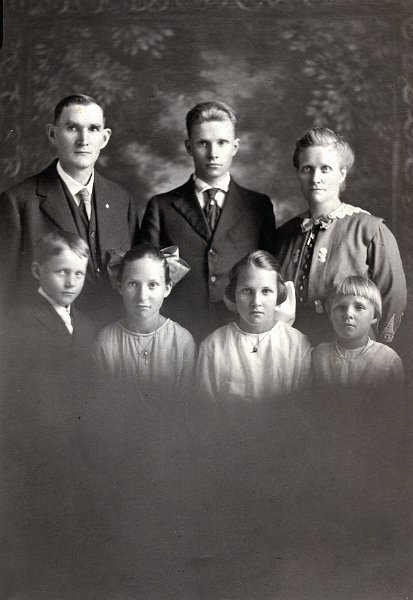 jz_028.jpg - Katie (Ethen) Zeltinger's brother, Anton Constentine Ethen with his family, c. 1916: Rear L to R, Anton, son Mathias (was a Catholic priest), wife Anna (Rategunda) (Bloomer); front row: Alfred, Caroline, Florence, Teresa. Another son, Norbert, was born in 1917 but died on Nov. 8, 1918.