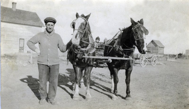 jz_075.jpg - Frank Zeltinger with the boys in the buggy.