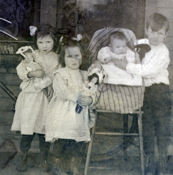 jz_080.jpg - Four unknown children