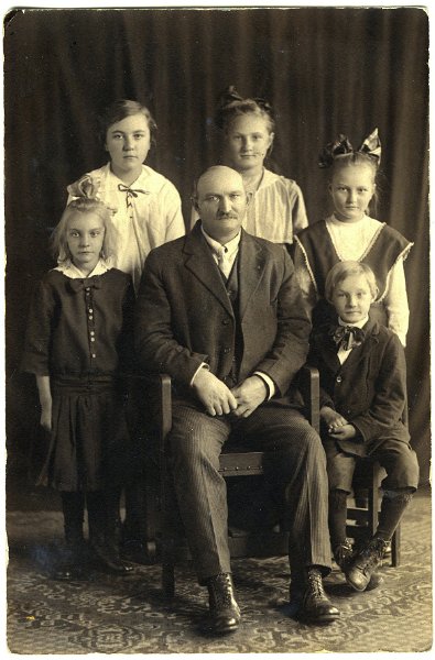 jz_088.jpg - Katie (Ethen) Zeltinger's brother, Henry Louis Ethen, with his five children. His wife, Mary Fuchs (Aunt of Joseph Ethen's wife who is Mary F. Fuchs and known as "Mamie") died in 1910. This photo was taken after her death, c. 1917. Standing L to R are daughters Louise M., Tillie, Clara, Pauline M.; seated are Henry Louis and his son, Martin.