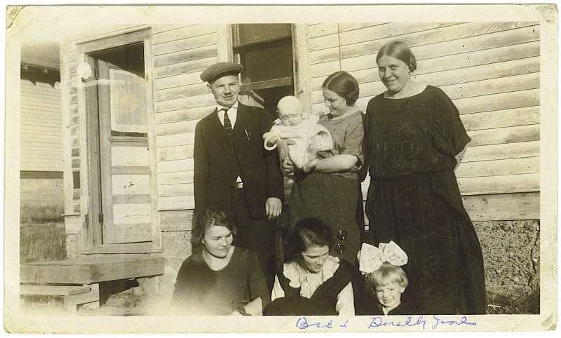 ldz_02.jpg - Matt Zeltinger wears hat; Matt's sister, Louise, sits at his feet; Matt's wife, Laura, sits in the center with her daugher Dorothy "Jane" to the right. Two ladies standing unknown. Infant probably Matt & Laura's second daughter, Miriam E. "Pat" Zeltinger.