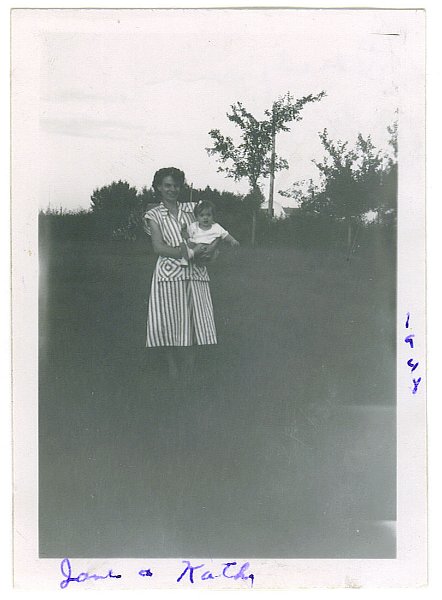 ldz_12.jpg - Dorothy (nee Zeltinger) Maloney with daughter, Katherine;  Tolley, ND, 1948