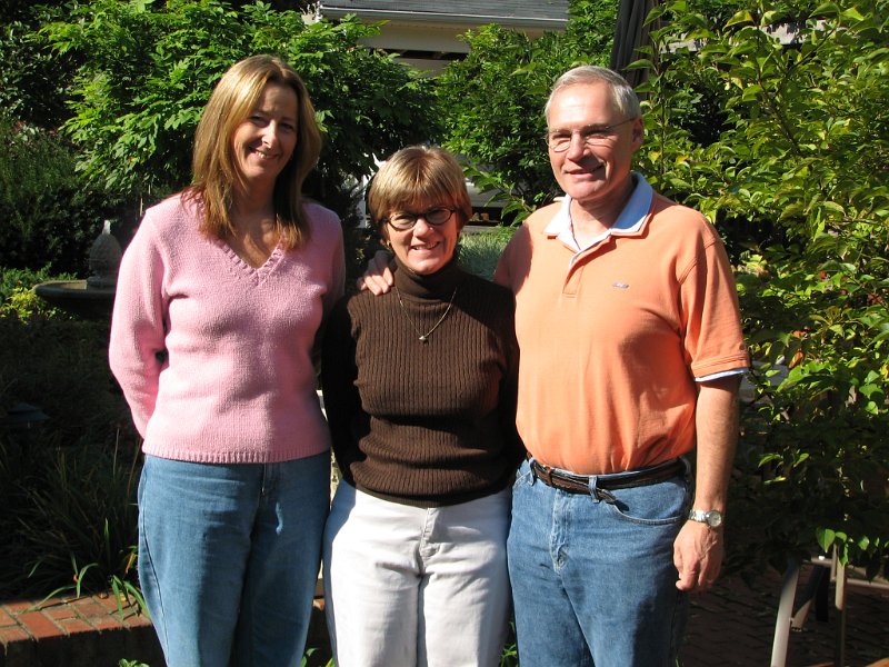 mdm_02.JPG - Barb Maloney, Ann, Terry Zeltinger. Frederick, MD 2006