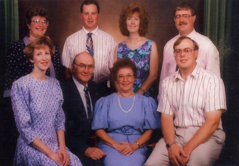 z007.jpg - 1991 Delbert and Eunice Zeltinger family; front