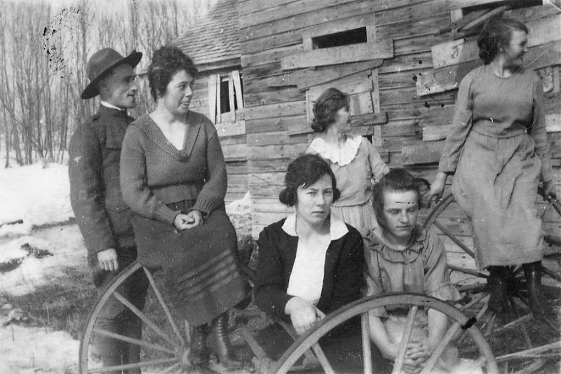 zeltinger011.jpg - Lena Zeltinger is in dress with white collar. Louise Zeltinger to the far right. Others are unknown.