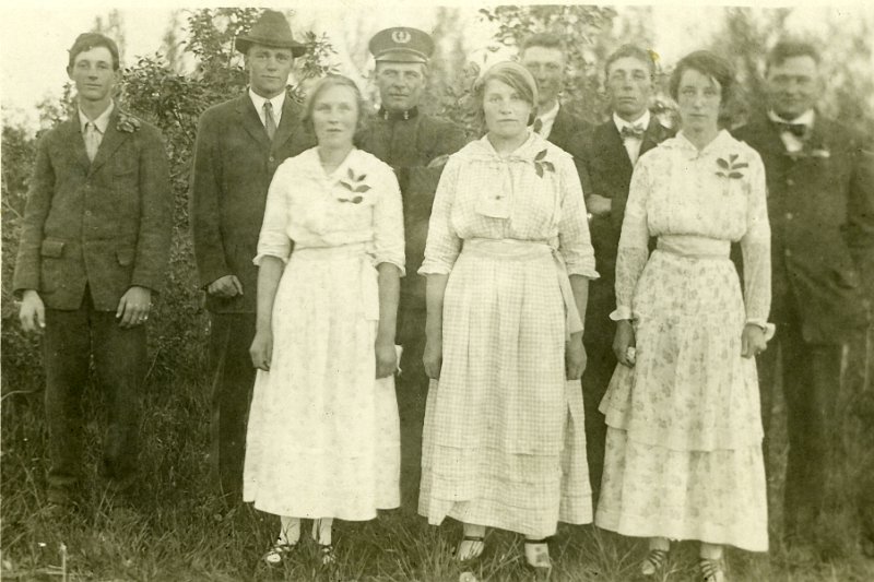 zeltinger015.jpg - Ladies from L to R are Lena (Zeltinger) Resch, Louise Zeltinger and Dora Weber-Brock [sic]. The second man from the left is Joe Resch. The fourth man from the left is Clem Resch. Others are unknown. (Note that the last name "Brock" is misspelled. It should be "Brox".)