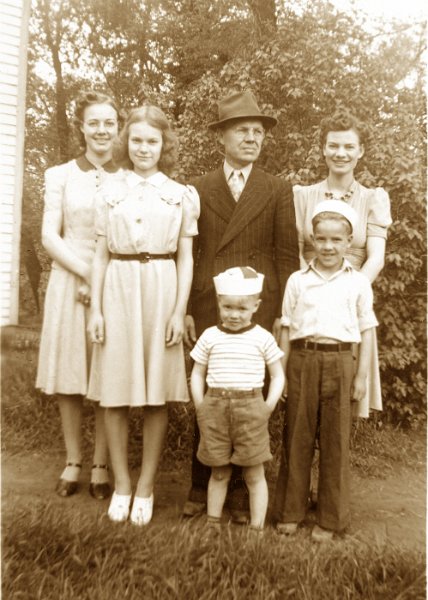 zeltinger040.jpg - Matt Zeltinger with children: (L to R: Miriam "Pat", Gwen, Matt, Mick, Jim, Dorothy "Jane"); c. 1940.