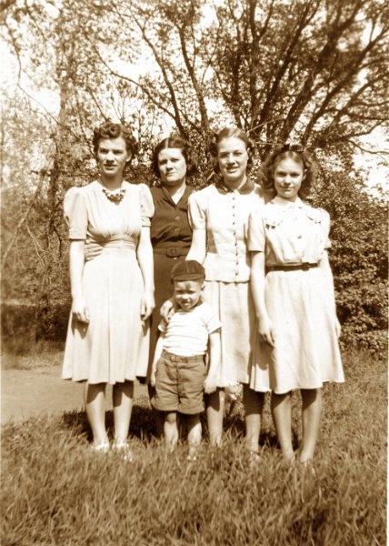 zeltinger041.jpg - Laura I. (nee Kaiser) Zeltinger with four of five children (L to R: Dorothy "Jane", Laura, little Mick, Miriam "Pat", Gwen); c. 1940