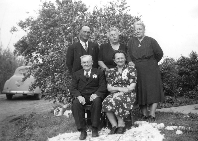 zeltinger050.jpg - 50th wedding anniversary of Ignatius and Katie Zeltinger (seated center), June 1, 1946; standing Mr. & Mrs. Joe Ethen, and Mrs. Louise Fuchs.