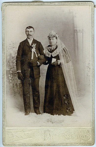 jz_011.jpg - Unknown bride and groom