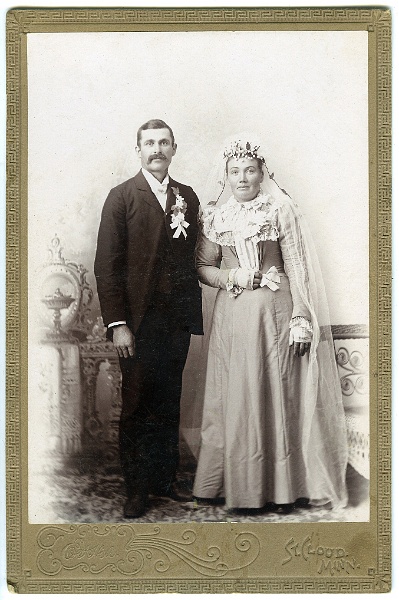 jz_018.jpg - Unknown bride and groom