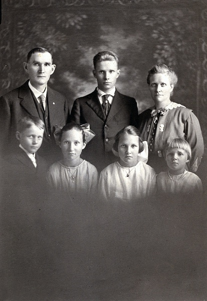 jz_028.jpg - Katie (Ethen) Zeltinger's brother, Anton Constentine Ethen with his family, c. 1916: Rear L to R, Anton, son Mathias (was a Catholic priest), wife Anna (Rategunda) (Bloomer); front row: Alfred, Caroline, Florence, Teresa. Another son, Norbert, was born in 1917 but died on Nov. 8, 1918.