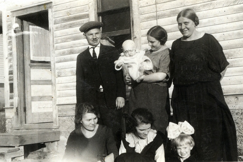 jz_040.jpg - Matt Zeltinger stands to the left and his sister Louise Zeltinger sits at his feet. Matt's wife, Laura, sits in the center next to her daughter, Dorothy Jane. The infant being held is Miriam E. "Pat" Zeltinger, Dorothy Jane's sister. Others unknown; c. 1925.