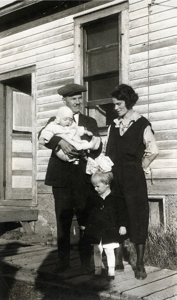 jz_041.jpg - Matt Zeltinger holds baby Miriam E. "Pat" Zeltinger; Laura Zeltinger to the right; Dorothy Jane in center; c. 1925.