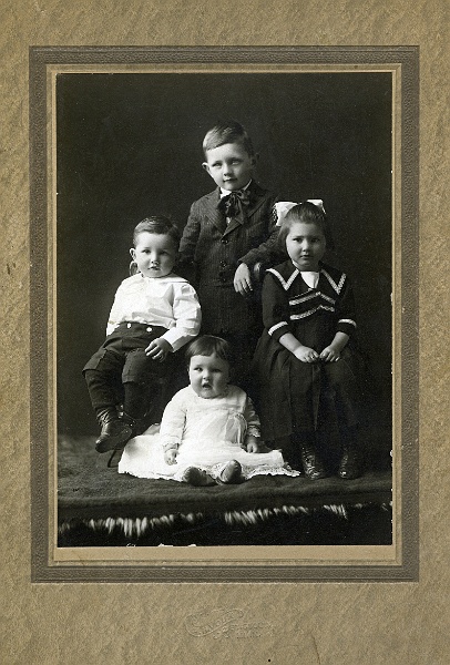 jz_047.jpg - Unknown children; Photographer is "A. B. Vouk / St. Paul, Minn."