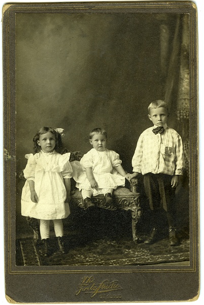 jz_079.jpg - Three unknown children