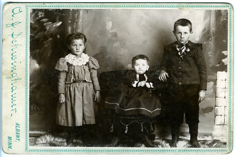 jz_081.jpg - Three unknown children