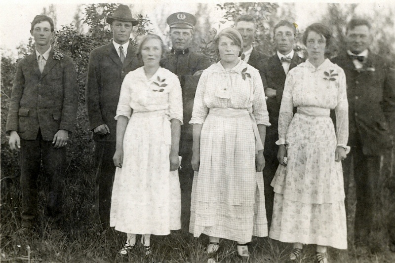 jz_083.jpg - Ladies from L to R are Lena (Zeltinger) Resch, Louise Zeltinger and Dora Weber-Brock [sic]. The second man from the left is Joe Resch. The fourth man from the left is Clem Resch. Others are unknown. (Note that the last name "Brock" is misspelled. It should be "Brox".)