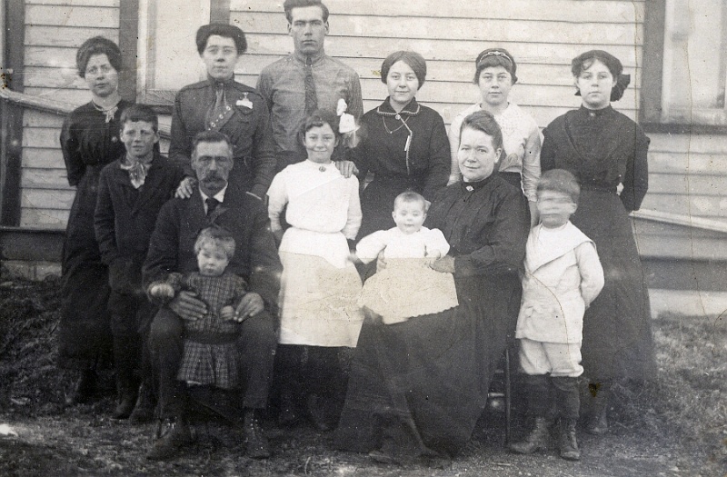 jz_085.jpg - The Fuchs family. The second girl from the right standing is Mary F. "Mamie" Fuchs who married Katie (Ethen) Zeltinger's brother, Joseph Ethen.