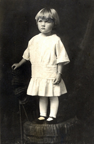 jz_097.jpg - Unknown girl. The reverse inscribed "Mr. Aug. Ethen / 1603 St. Germans / Pofilen Photo Co., St. Cloud, Minn."