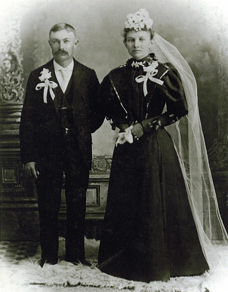 ldz_03.jpg - Ignatius and Katie Zeltinger wedding portrait.