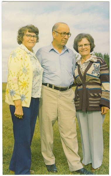 ldz_25.jpg - Inscribed on reverse, "Louise Zeltinger, Lee Ahmenn, Clara (nee Zeltinger) Ahmenn" [sic Ahman]