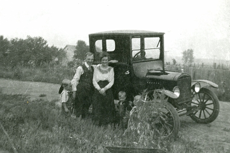 zeltinger017.jpg - Mathias Anton Zeltinger and Laura Isabel Kaiser and the Munson children. Their mother Violet (nee Kaiser) Munson died in child birth; children are Walter, Jr., Gerald and Emogene.