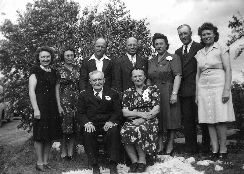 zeltinger053.jpg - 50th wedding anniversary of Ignatius and Katie Zeltinger (seated center), June 1, 1946; Seven Zeltinger children standing L to R: Loretta (Mrs. Paul Shores), Lena (Mrs. Clem Resch), Edward, Mathias, Anne (Mrs. Lloyd Owen), Frank, Louise.