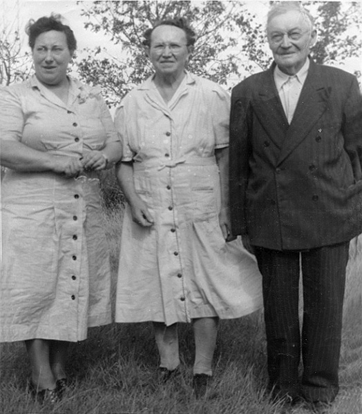 zeltinger061.jpg - Ann Zeltinger with parents Katherine & Ignatius Zeltinger.